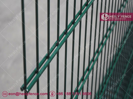Chine Clôture décorative à double fil | Panneau rigide 868 | Clôture en maille Decfor | Trou 60X200mm | Poteau SHS 60X60 - HESLY fournisseur