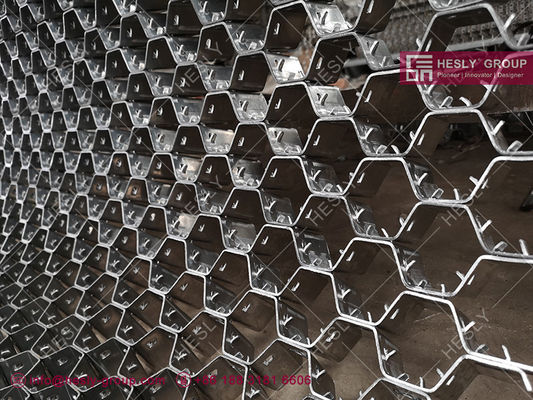 Chine Acier au carbone calibre 14 maille hexagonale de 50 mm, lances décalées pour revêtement de four réfractaire fournisseur