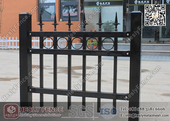 Chine Panneaux de clôture ornementaux soudés en métal de 1,8 m x 2,1 m avec revêtement PVC noir fournisseur