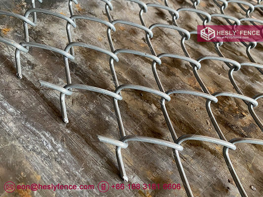 Chine Grillage de chaîne en acier de 3 mm, maille de 30 mm, haute résistance à la traction de 1770 MPa, clôture en grillage de chaîne, couche de zinc de 150 g, HeslyFence Chine fournisseur
