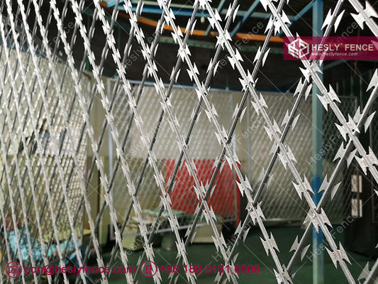 Chine Clôture en treillis de rasoir soudé avec revêtement en poudre, lame de rasoir BTO-22, trou en diamant de 75 × 150 mm, Chine HeslyFence fournisseur