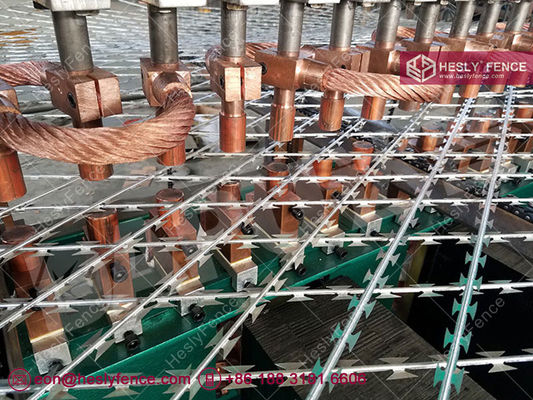 Chine Grillage de sécurité Razor Mesh avec revêtement en poudre vert, lame de rasoir BTO-30, maille diamantée 150×300mm, HeslyFence Chine fournisseur