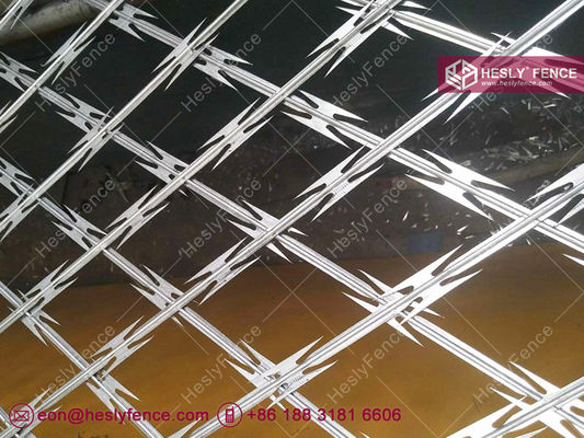 Chine Grille de rasoir soudée à ouverture losange, 2,1X6,0m, revêtue de poudre, China HeslyFence fournisseur