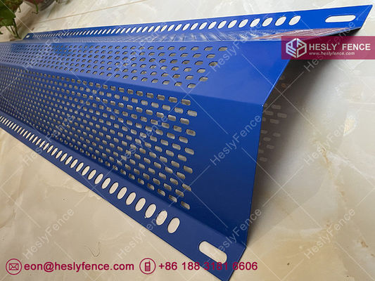 Chine Panneaux brise-vent à pic unique | Ratio d'ouverture de 30 % | Trous oblongs | Bleu RAL5005 | Barrière anti-poussière - HeslyFence fournisseur