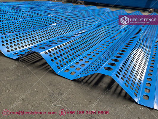 Panneau de protection contre le vent en acier perforé. Panneau de 3 m de long. Panneau couvert en bleu poudreux. fournisseur
