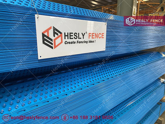 Panneau de protection contre le vent en acier perforé. Panneau de 3 m de long. Panneau couvert en bleu poudreux. fournisseur