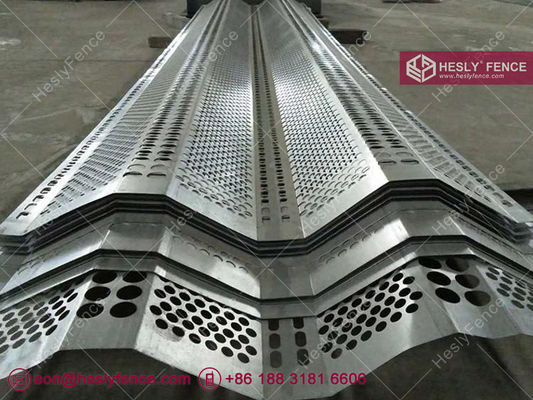 Panneaux brise-vent perforés à double pic pour le contrôle du vent et de la poussière | largeur 900 mm | longueur 5 m - HeslyFence, Chine fournisseur