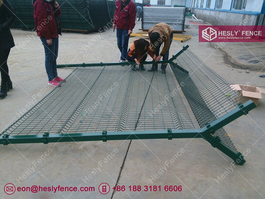 Panneaux de clôture en grillage soudé 3D, revêtement PVC RAL6005, 2,4m x 2,5m, clôture périmétrique d'aéroport fournisseur
