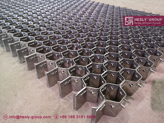 Acier au carbone calibre 14 maille hexagonale de 50 mm, lances décalées pour revêtement de four réfractaire fournisseur