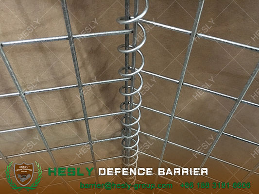 Barrière défensive militaire haute de 2,0 m avec cadre en treillis soudé, doublée de géotextile résistant fournisseur