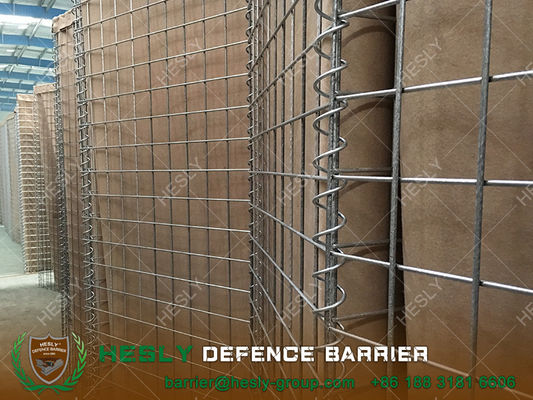 Barrière défensive militaire haute de 2,0 m avec cadre en treillis soudé, doublée de géotextile résistant fournisseur