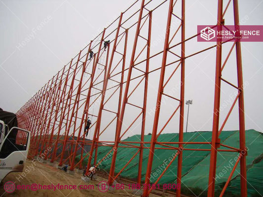Clôture de contrôle du vent et de la poussière pour le stockage du charbon | hauteur 6m | Couleur Rouge | Tôle d'acier perforée - HeslyFence Chine fournisseur