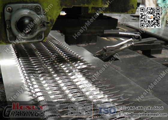 Grille de sécurité métallique avec surface dentelée, grille en treillis de requin fournisseur