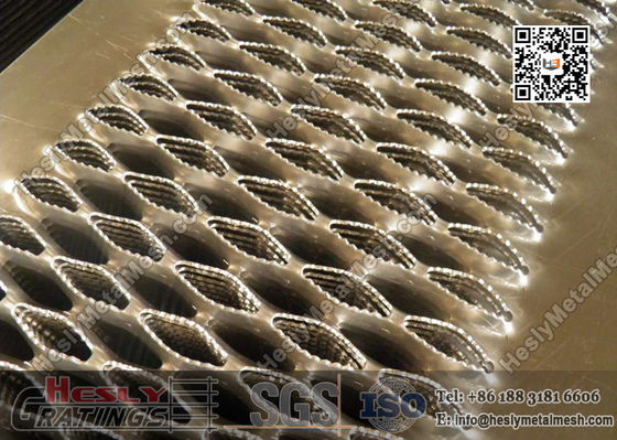 Une grille de sécurité métallique de 4 m de long avec une surface dentelée. fournisseur