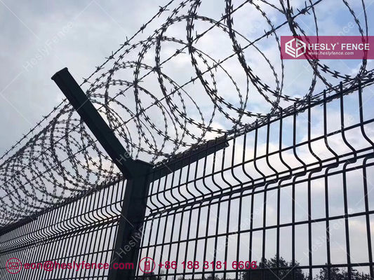 3La clôture du périmètre de l'aéroport de 5 mètres de haut avec une bobine de fil barbelé. fournisseur