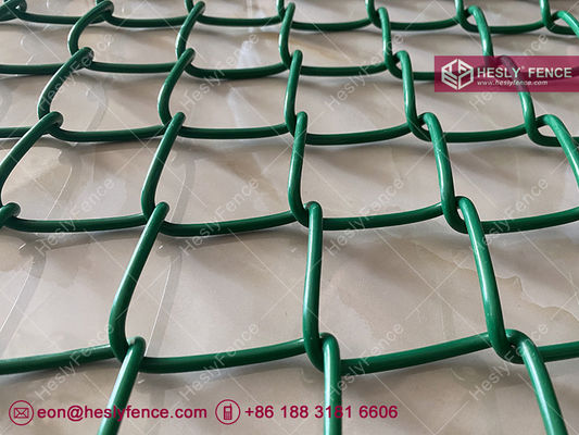 Tissu de chaîne en vinyle vert | Filet de sécurité de périmètre d'hélideck | Trou 50x50mm | Bord à joint | HeslyFence-Chine fournisseur
