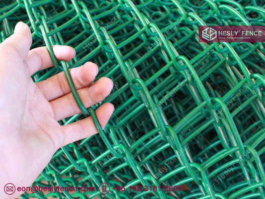 Tissu de chaîne en vinyle vert | Filet de sécurité de périmètre d'hélideck | Trou 50x50mm | Bord à joint | HeslyFence-Chine fournisseur