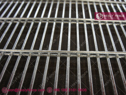 Grillage de sécurité Clear View | Panneau en treillis anti-escalade 2D 358 | Maille de 1/2"x3" | Galvanisé à chaud | HeslyFence fournisseur