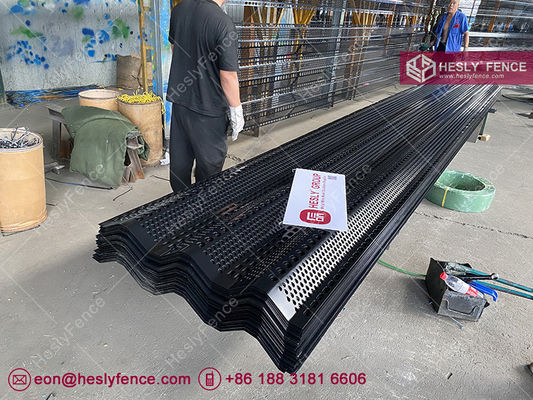 Panneaux anti-vent en acier. Largeur 900 mm. Panneau métallique perforé ondulé pour le contrôle du vent et de la poussière. Couleur gris - Hesly. fournisseur
