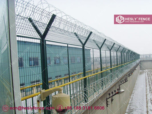 Grillage de sécurité pour prison | 3,5 m de haut | 2,5 m de large | Fil barbelé concertina supérieur | Usine HeslyFence fournisseur