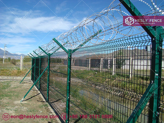 Grillage de sécurité pour prison | 3,5 m de haut | 2,5 m de large | Fil barbelé concertina supérieur | Usine HeslyFence fournisseur