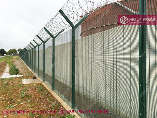 Grillage de sécurité pour prison | 3,5 m de haut | 2,5 m de large | Fil barbelé concertina supérieur | Usine HeslyFence fournisseur