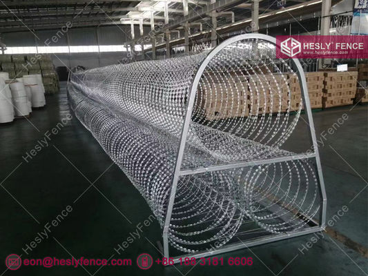 Déploiement rapide Barrière de fil de rasoir Profil de pyramide Concertina fil de rasoir BTO-22 hauteur de 1,6m HeslyFence Chine fournisseur