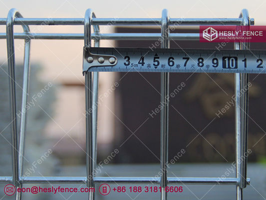 Enroulement de filet soudé en haut et en bas. Trou de 50 x 150 mm. Épaisseur de fil de 4,5 mm. HeslyFence, Chine. fournisseur