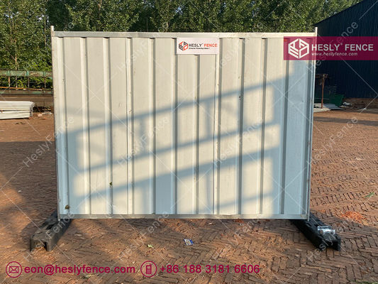 Panneaux de bardage temporaire en acier | Tôle d'acier ondulée de 0,4 mm | Couleur Gris | Hauteur 2,0 m | Bloc en caoutchouc | HeslyFence fournisseur