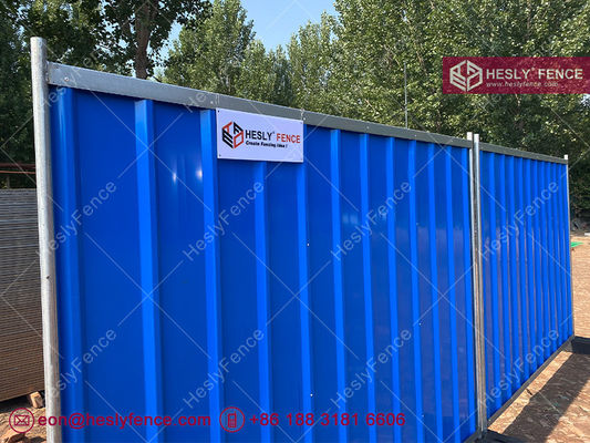 Panneaux de bardage temporaire en acier | Tôle d'acier ondulée de 0,4 mm | Couleur Gris | Hauteur 2,0 m | Bloc en caoutchouc | HeslyFence fournisseur