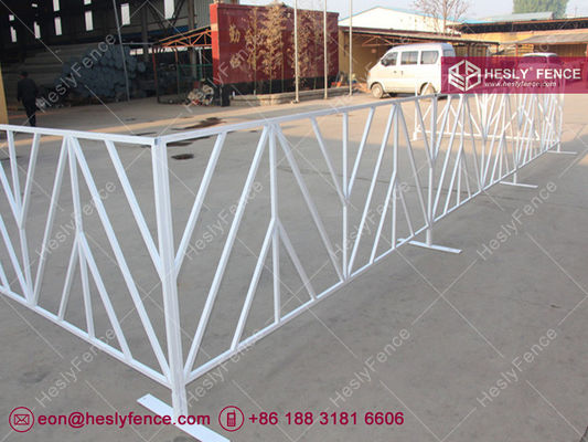 1.1m de hauteur Chevron panneau de clôture d'acier Barricade piétonne cadre carré de 3/4 pouces enpoussière blanche enduite Hesly CHINE fournisseur