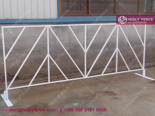 1.1m de hauteur Chevron panneau de clôture d'acier Barricade piétonne cadre carré de 3/4 pouces enpoussière blanche enduite Hesly CHINE fournisseur