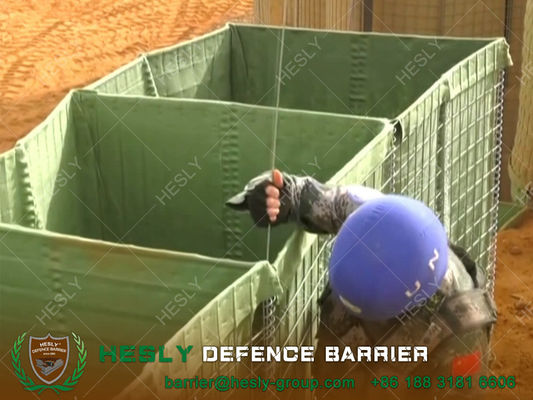 Barrière défensive récupérable de couleur beige revêtue de géotextile. fournisseur