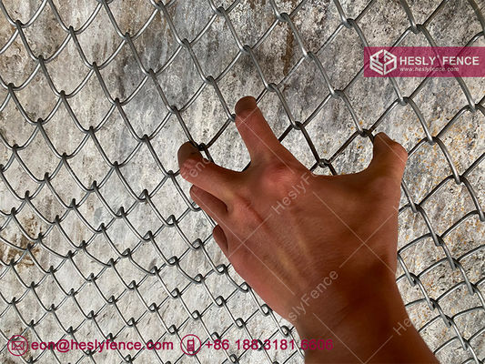 Grillage de chaîne en acier de 3 mm, maille de 30 mm, haute résistance à la traction de 1770 MPa, clôture en grillage de chaîne, couche de zinc de 150 g, HeslyFence Chine fournisseur