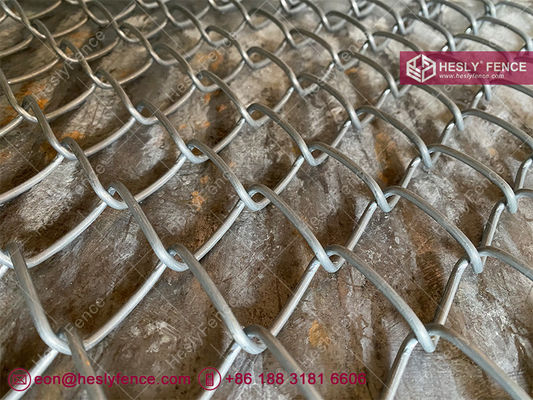 Grillage de chaîne en acier de 3 mm, maille de 30 mm, haute résistance à la traction de 1770 MPa, clôture en grillage de chaîne, couche de zinc de 150 g, HeslyFence Chine fournisseur