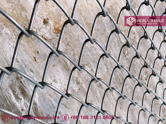 Grillage de chaîne en acier de 3 mm, maille de 30 mm, haute résistance à la traction de 1770 MPa, clôture en grillage de chaîne, couche de zinc de 150 g, HeslyFence Chine fournisseur