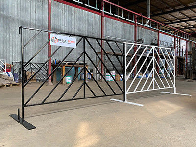 Haute barrière de 3,8 pieds de trafic blanc triathlon événement sportif portable barrière à vendre, 9,5 pieds de largeur, en poudre recouvert de blanc fournisseur