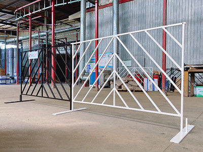Haute barrière de 3,8 pieds de trafic blanc triathlon événement sportif portable barrière à vendre, 9,5 pieds de largeur, en poudre recouvert de blanc fournisseur