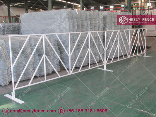 Haute barrière de 3,8 pieds de trafic blanc triathlon événement sportif portable barrière à vendre, 9,5 pieds de largeur, en poudre recouvert de blanc fournisseur