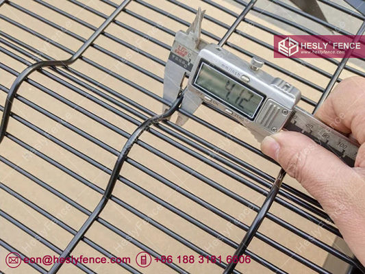 Clôture en treillis de sécurité ClearVU | Panneau de treillis invisible | Anti-escalade | Anti-coupure | Revêtement en poudre noir | Vente HeslyFence fournisseur