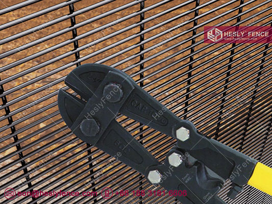 Clôture en treillis de sécurité ClearVU | Panneau de treillis invisible | Anti-escalade | Anti-coupure | Revêtement en poudre noir | Vente HeslyFence fournisseur
