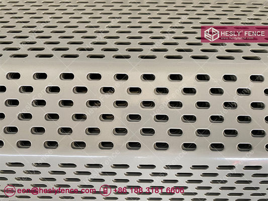 Clôture brise-vent en acier ondulé perforé avec un taux d'ouverture de 30 % | largeur 300 mm | longueur 3000 mm | Revêtement en poudre gris - Hesly fournisseur