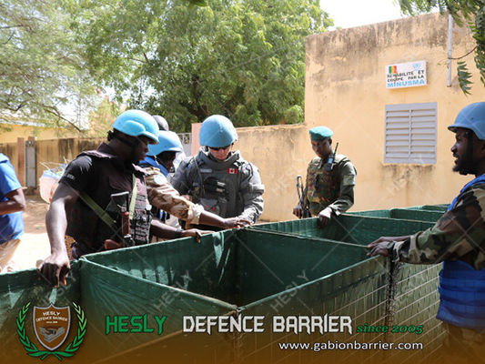 UN PKF Military HESLY Bastion Barrier, hauteur de 1,37 m, revêtu de géotextile lourd, couleur verte fournisseur