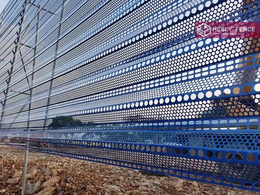 Panneaux brise-vent perforés en métal de 6 m de haut pour zone de stockage de charbon, longueur 6 m, couleur bleu RAL5005 fournisseur
