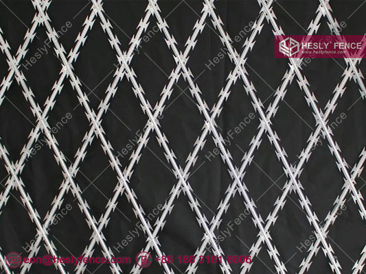 150X300mm Rhombus Hole soudé Barbelé Mesh Clôture, hauteur de 2,1m par 6m BTO-30 lame de rasoir, usine de clôture de fil de rasoir en Chine fournisseur