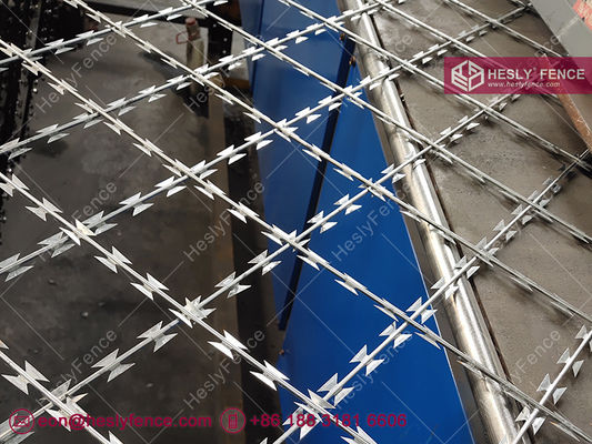 150X300mm Rhombus Hole soudé Barbelé Mesh Clôture, hauteur de 2,1m par 6m BTO-30 lame de rasoir, usine de clôture de fil de rasoir en Chine fournisseur