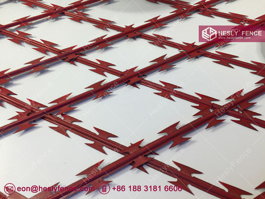 150X300mm Rhombus Hole soudé Barbelé Mesh Clôture, hauteur de 2,1m par 6m BTO-30 lame de rasoir, usine de clôture de fil de rasoir en Chine fournisseur