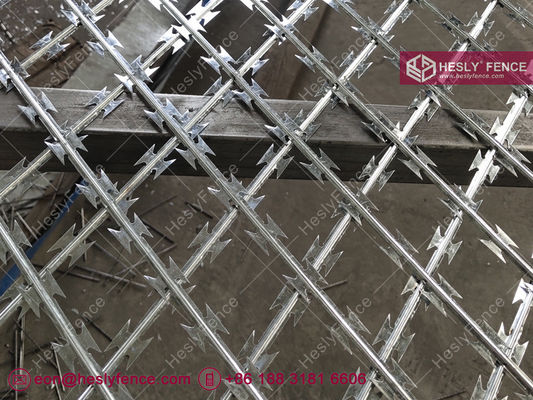 150X300mm Rhombus Hole soudé Barbelé Mesh Clôture, hauteur de 2,1m par 6m BTO-30 lame de rasoir, usine de clôture de fil de rasoir en Chine fournisseur