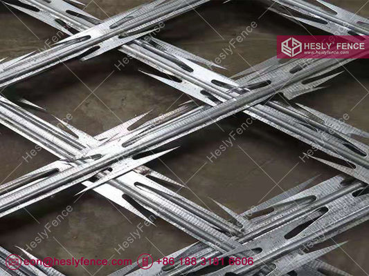 Grille de rasoir soudée à ouverture losange, 2,1X6,0m, revêtue de poudre, China HeslyFence fournisseur
