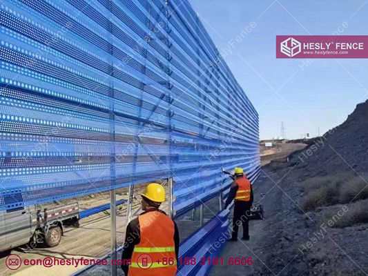 Système de clôture de contrôle du vent et de la poussière de 10 m de haut | Panneau de 3 m de long | Bleu thermolaqué | Taux d'ouverture de 38 % - HeslyFence fournisseur